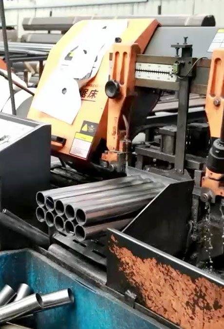 Pipe and tube cutting machine